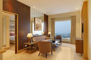 占西Lemon Tree Hotel, Jhansi的带沙发和桌子的客厅