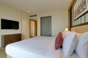 Lemon Tree Hotel, Jhansi的电视和/或娱乐中心