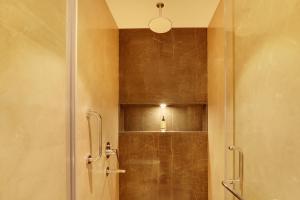 Lemon Tree Hotel, Jhansi的一间浴室