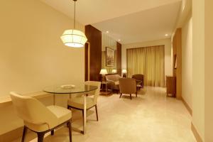 Lemon Tree Hotel, Jhansi的休息区