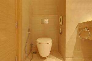 Lemon Tree Hotel, Jhansi的一间浴室