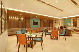 En restaurant eller et andet spisested på Lemon Tree Hotel, Jhansi