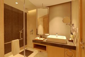 Lemon Tree Hotel, Jhansi的一间浴室