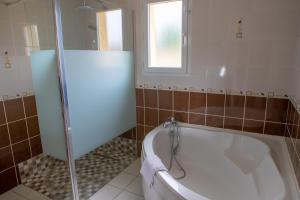Ένα μπάνιο στο Maison individuelle avec jardin proche Poitiers