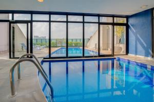 uma grande piscina com janelas de vidro e uma grande piscina em Blue Tree Premium Morumbi em São Paulo