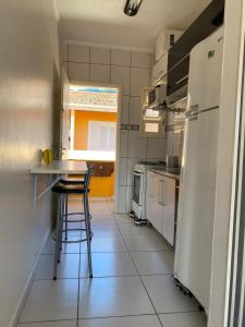 Een keuken of kitchenette bij Bela Vista - São Sebastião