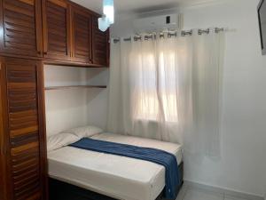 Een bed of bedden in een kamer bij Bela Vista - São Sebastião