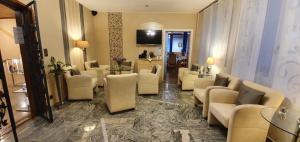 a waiting room with white chairs and a waiting room at Hotel Höhn in Rüdesheim am Rhein