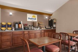 New HamptonにあるDays Inn by Wyndham Middletownのテーブルと椅子が2脚あるレストラン