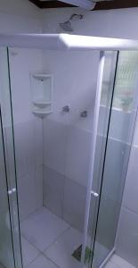 baño con ducha y puerta de cristal en Casa do lenhador, en Petrópolis