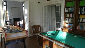 - un salon avec un billard et des livres dans l'établissement Domaine de Keravel, à Plouha