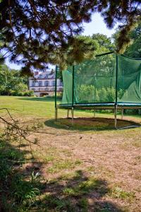 une cage de combat dans un parc avec un arbre dans l'établissement Domaine de Keravel, à Plouha