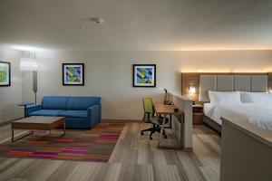 Photo de la galerie de l'établissement Holiday Inn Express & Suites N Waco Area - West, an IHG Hotel, à West