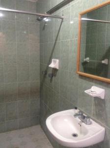 y baño con lavabo y espejo. en Hotel La Loma, en Huasca de Ocampo