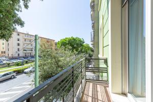 卡利亞里的住宿－Verde Dimora，享有街道景色的建筑阳台