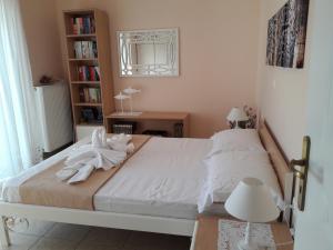 A bed or beds in a room at Estella sorelle 1