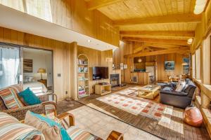 - un salon avec des murs en bois et un plafond dans l'établissement Albatross Reach, à Sea Ranch
