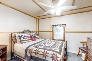 1 dormitorio con 1 cama y ventilador de techo en Catfish Cottage B en Eagle River