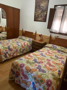 En eller flere senge i et værelse på La Huerta del Rivero + 18 billeder