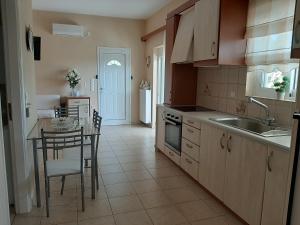 A kitchen or kitchenette at Estella sorelle 1