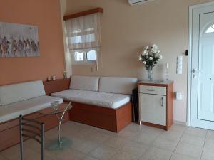 A seating area at Estella sorelle 1