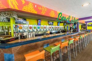 un bar con taburetes naranjas y verdes en un restaurante en Ideal Beach Cottage Steps to Siesta Beach and Village Shops and Restaurants, en Siesta Key