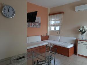 A seating area at Estella sorelle 1