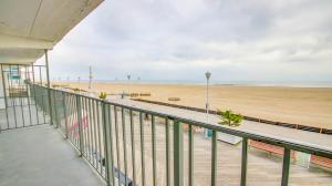 Rideau Oceanfront Motel的阳台或露台