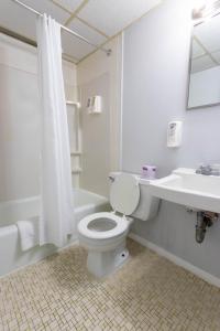 Rideau Oceanfront Motel的一间浴室