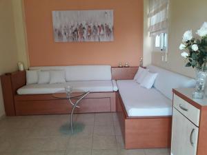 A seating area at Estella sorelle 1