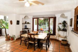 a dining room with a table and chairs at Reconocido por su ubicacion calidez y hospitalidad in Ixtapa