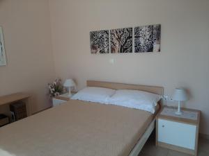 A bed or beds in a room at Estella sorelle 1