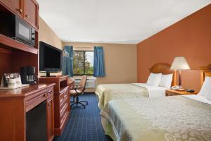Postel nebo postele na pokoji v ubytování Days Inn by Wyndham Middletown + 7 fotografií