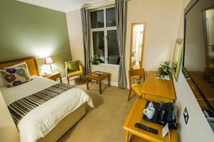 une chambre d'hôtel avec un lit et une fenêtre dans l'établissement Hotel de France, à Saint-Hélier