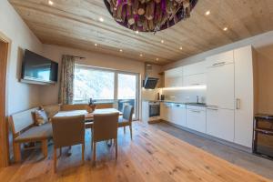 Majoituspaikan Chalet Appartement Antonhaus keittiö tai keittotila