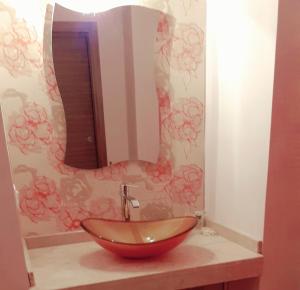 a bathroom with a bowl sink and a mirror at Tenuta Terra Tefra in Conca della Campania