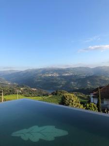 uma piscina com vista para uma montanha em BHDouro em Baião