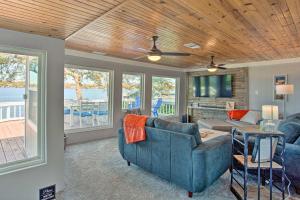 Posezení v ubytování Dock and Fire Pit Lakefront Cedar Creek Home!