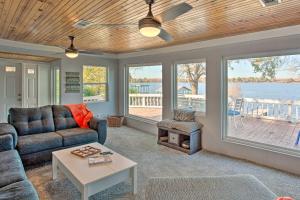 Posezení v ubytování Dock and Fire Pit Lakefront Cedar Creek Home!
