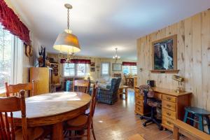 een eetkamer en een woonkamer met een tafel en stoelen bij 3 Pines in South Fork