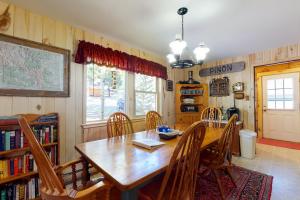 een eetkamer met een houten tafel en stoelen bij 3 Pines in South Fork