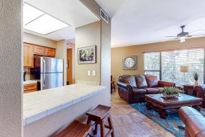 土桑的住宿－Canyon View at Ventana，厨房以及带沙发和桌子的客厅。