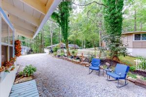 un patio con dos sillas azules y una casa en A Precious Place en Gatlinburg