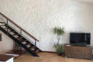 Televízia a/alebo spoločenská miestnosť v ubytovaní ROQUES - Casa en primera línea de mar en CADAQUÉS