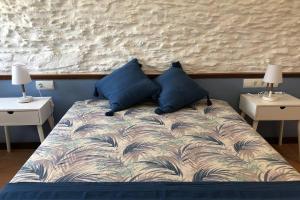 Posteľ alebo postele v izbe v ubytovaní ROQUES - Casa en primera línea de mar en CADAQUÉS