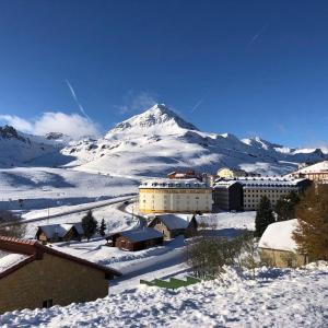 eine Stadt im Schnee mit einem Berg im Hintergrund in der Unterkunft Apartamentos San Isidro in León