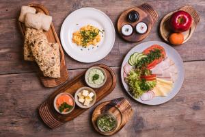 una mesa cubierta con platos de comida con diferentes alimentos en Cedrowy Dworek, en Cedry Wielkie