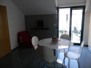 TV a/nebo společenská místnost v ubytování Apartments Lorenco