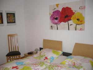 sypialnia z łóżkiem i obrazem na ścianie w obiekcie Moin-Moin w mieście Carolinensiel