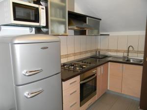Kuchyň nebo kuchyňský kout v ubytování Apartments Lorenco